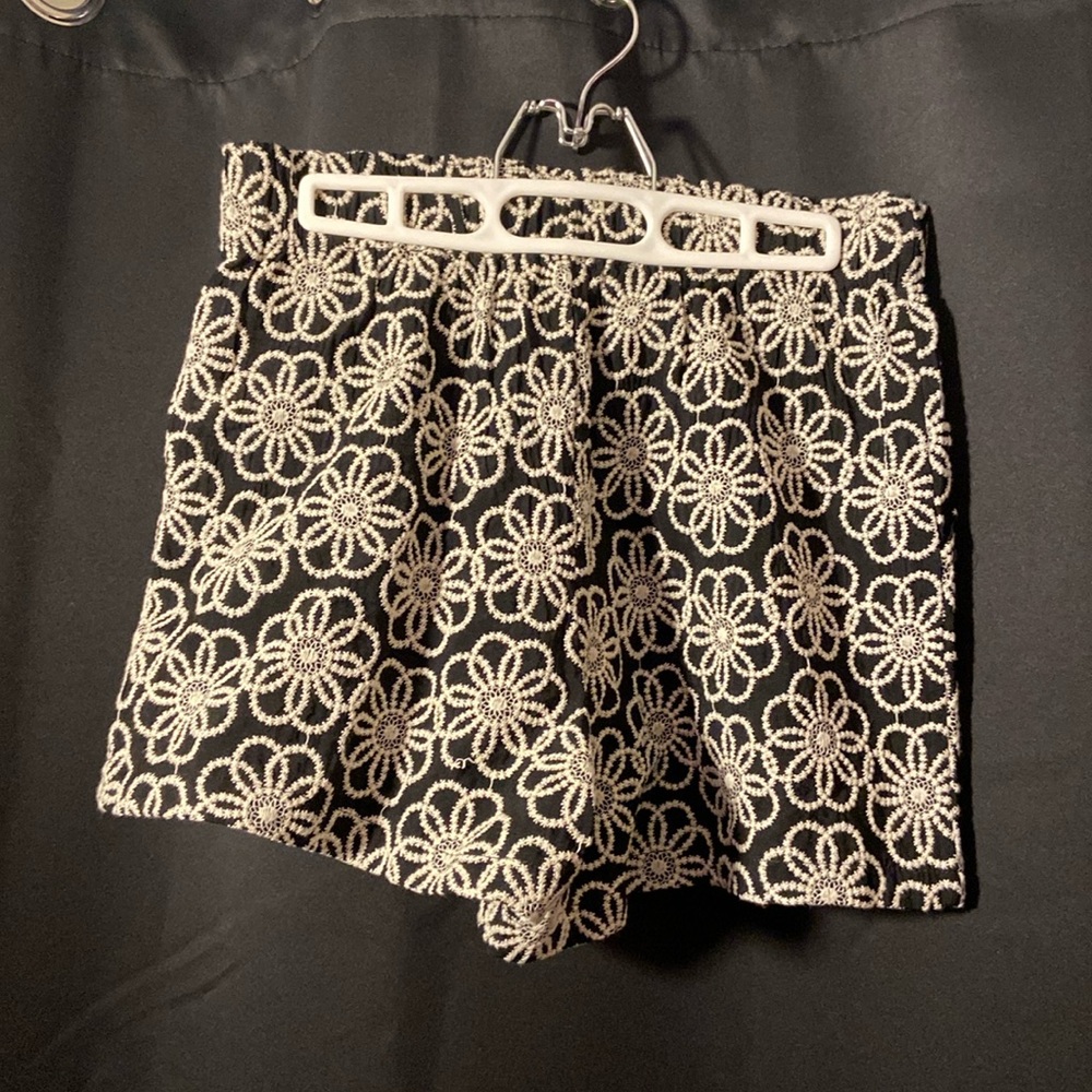 Daisy Black Embroidered Shorts Size M New w/Tags Never Worn